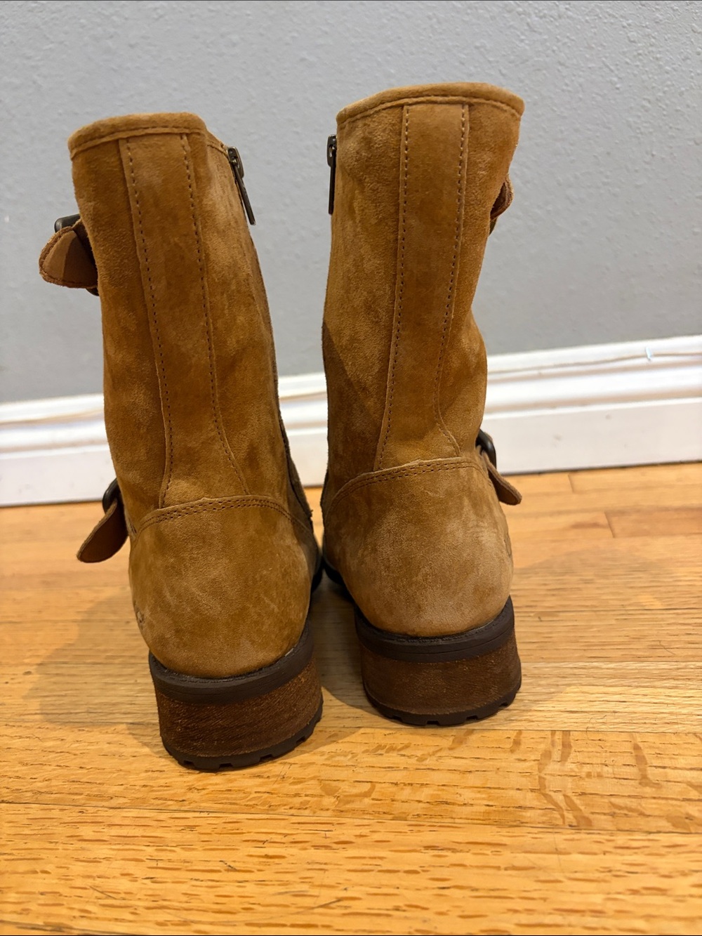 Ugg Chaney Suede Boot New w/o the box size 6.5 - Picture 6 of 17